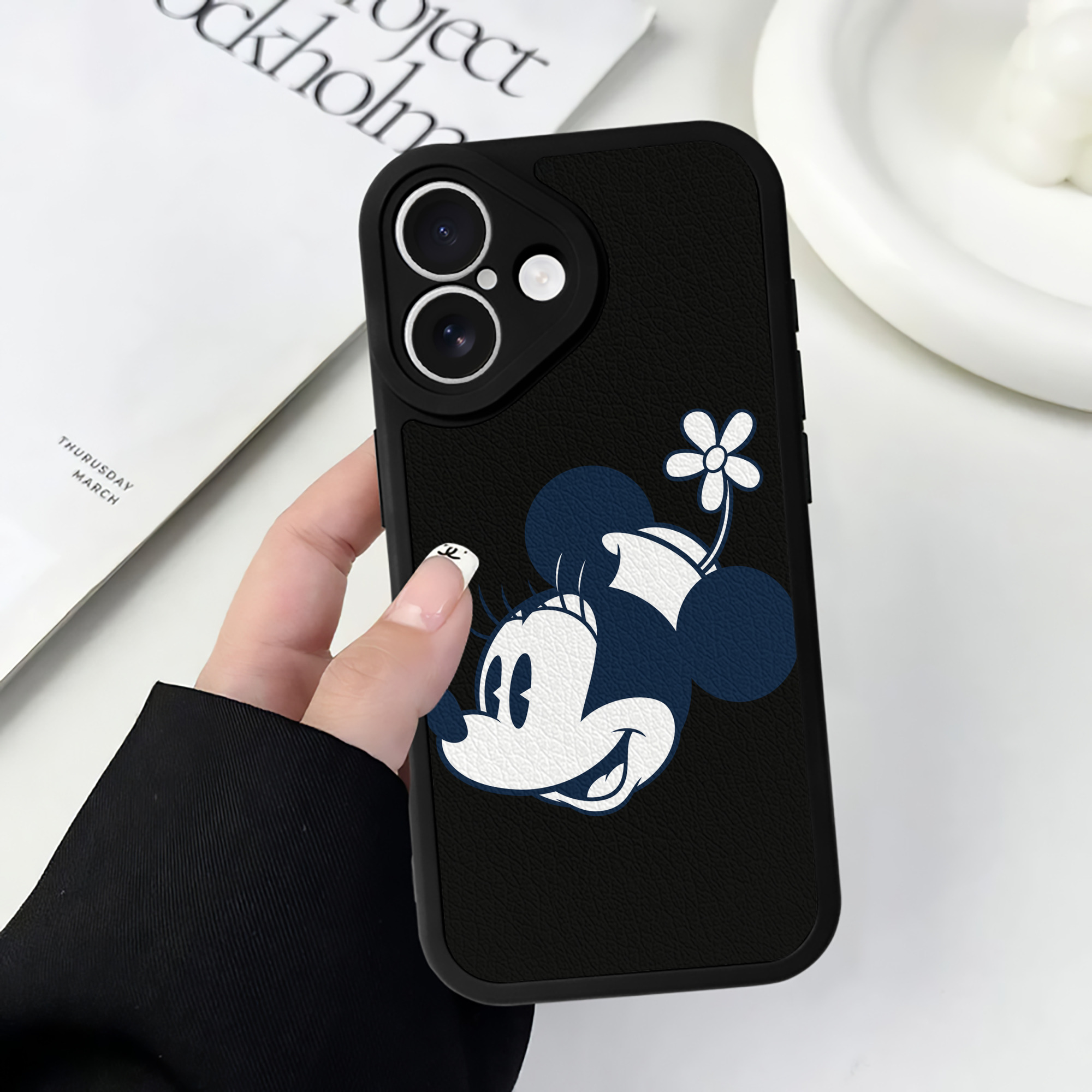 （画像用） ミッキーマウス Mickey Mouse 【iPhone 16シリーズ対応】シリコンスマホケース（レザー調） 材質：シリコン